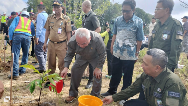 Giat, Selasa 01 Agustus 2023 Menghadiri Penanaman Pangan Untuk Penghijauan di Kelurahan Sungai Siring Kecamatan Samarinda Utara bersama Gubernur, Wakil Gubernur, Wakil Walikota