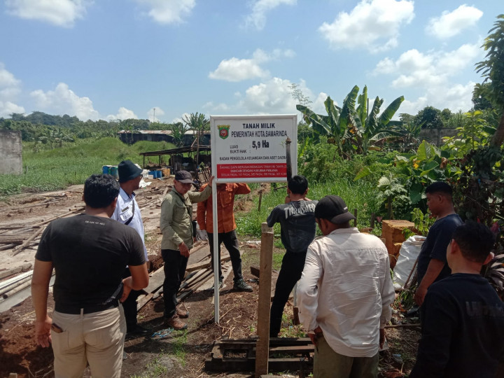 Giat, Rabu 02 Agustus 2023 1. Melakukan Pemasangan Patok di Jl. AW. Syahrani di Area Kandang Sapi di hadiri Kasi Tapem beserta staf dan perwakilan Pegawai Aset Kota Samarinda & pengecekan tanah Pemkot sebelah kantor kelurahan sempaja barat