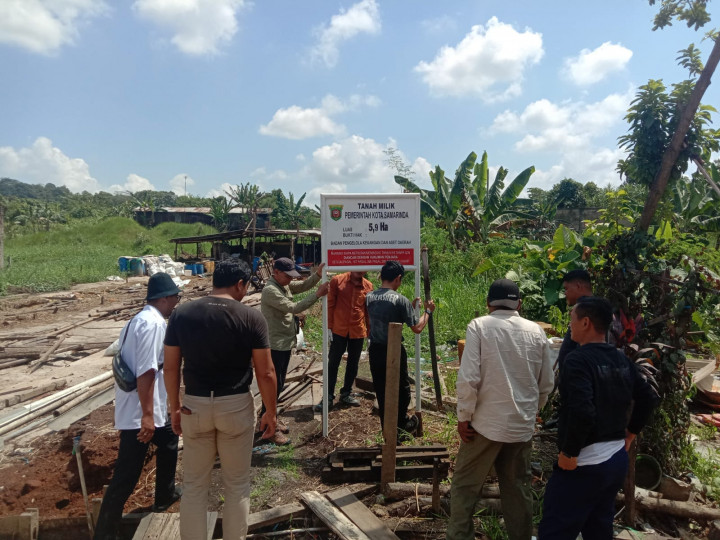 Giat, Rabu 02 Agustus 2023 1. Melakukan Pemasangan Patok di Jl. AW. Syahrani di Area Kandang Sapi di hadiri Kasi Tapem beserta staf dan perwakilan Pegawai Aset Kota Samarinda & pengecekan tanah Pemkot sebelah kantor kelurahan sempaja barat
