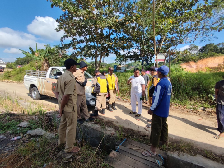 Kedatangan dari Dinas PUPR peninjauan Lahan tanah sebelah kantor kelurahan di kawal , Menata untuk aksi Perubahan pada area kantor kelurahan sempaja barat, Menghadiri Presentasi Laporan Akhir Kajian Peta Resiko kebakaran kota Samarinda.
