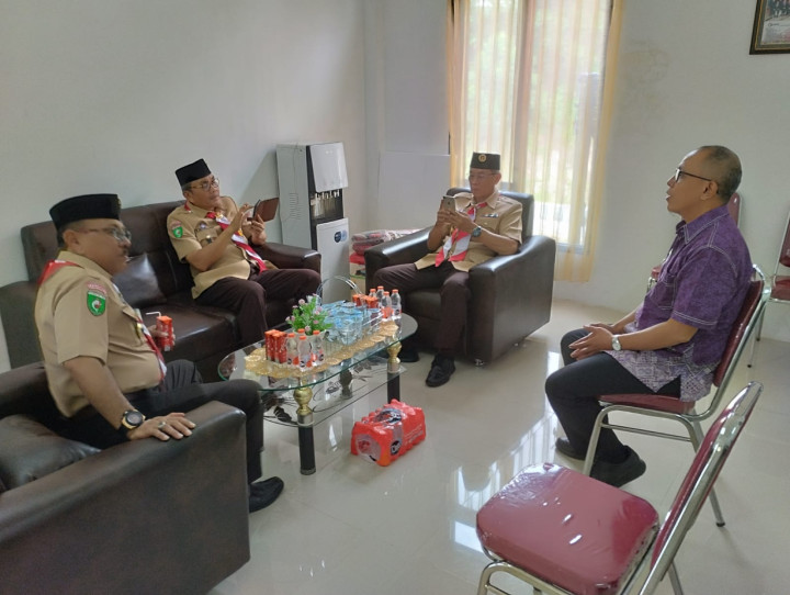 Jum'at 11 Agustus 2023, Mengikuti Zoom Meeting Rapat paripurna DPRD Kota Samarinda Masa Persidangan II tahun 2023 & Mendapat kunjungan dari Wakil Walikota Samarinda Bapak Ir. H. Rusmadi, M.S., Ph.D ke kantor kelurahan