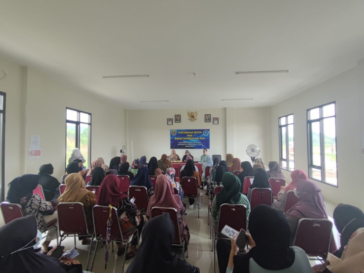 Melaksanakan pertemuan rutin Arisan Tp. PKK sekaligus Sosialisasi dari BPJS Ketenagakerjaan dan Poktan di Aula Kantor Kelurahan Sempaja Barat & Rapat UMKM