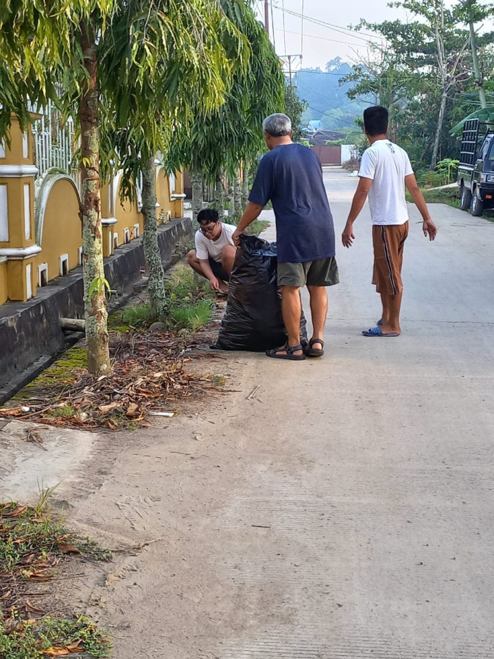 Minggu 13 Agustus 2023 Melakukan kerja bakti Rutin di wilayah RT 03, RT 06, RT 08, RT 10 dan RT 11 pada kelurahan sempaja barat.