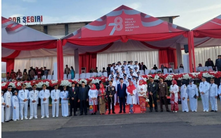 Giat Sore, Kamis 17 Agustus 2023 Melaksanakan Apel Penurunan Bendera Hari Proklamasi Kemerdekaan RI ke 78 di Stadion Gor Segiri di hadiri Lurah