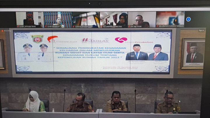 Giat, Selasa 29 Agustus 2023, Mengikuti Zoom Meeting Sosialisasi Peningkatan Kesadaran Keluarga dalam Mewujudkan Rumah Sehat dan Layak Huni serta Kesadaran Hukum tentang Kepemilikan Rumah tahun 2023 di ikut oleh Lurah.