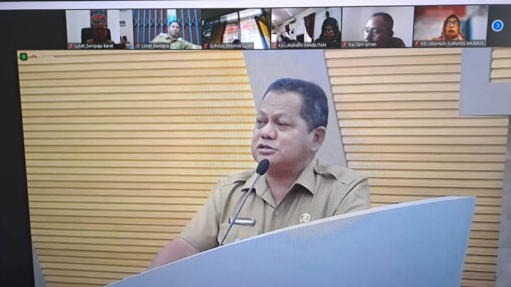 Giat, Selasa 29 Agustus 2023, Mengikuti Zoom Meeting Sosialisasi Peningkatan Kesadaran Keluarga dalam Mewujudkan Rumah Sehat dan Layak Huni serta Kesadaran Hukum tentang Kepemilikan Rumah tahun 2023 di ikut oleh Lurah.