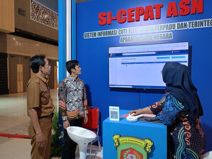 Mengunjungi stand BKPSDM pada Jambore Inovasi Kalimantan (JIK) 2023 Aplikasi Cuti Online, Disiplin Pegawai dan TPP di Convention Hall Stadion Sempaja di ikuti oleh Seklur.