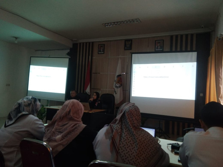Giat, Rabu 30 Agustus 2023, Menghadiri Rapat Penginputan dan Penggunaan Sistem Informasi Pertanggungjawaban Anggaran (SITAB) di Aula KPU Kota Samarinda di hadiri staf sekretariat keuangan.