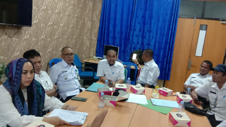 Menghadiri Rapat membahas Penjualan Beras Murah di Ruang Camat Kantor Kecamatan Samarinda Utara di hadiri Lurah dan Kasi Kesra.