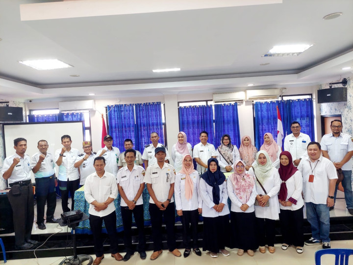 Menghadiri Rapat tentang Penajaman Kegiatan Gebyar NIB dan NPWP di Aula Kecamatan Samarinda Utara dihadiri Lurah dan Kasi Ekobang.