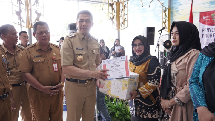 Penyerahan Simbolis Kegiatan Probebaya Tahun 2023 oleh Walikota Samarinda (Dr. H. Andi Harun) di Pemandian Serayu Kelurahan Tanah Merah dihadiri Lurah, Kasi Kesra, Ketua TP PKK, Perwakilan dari Peserta yg telah mengikuti kegiatan Probebaya
