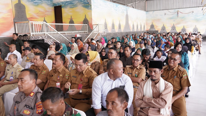 Penyerahan Simbolis Kegiatan Probebaya Tahun 2023 oleh Walikota Samarinda (Dr. H. Andi Harun) di Pemandian Serayu Kelurahan Tanah Merah dihadiri Lurah, Kasi Kesra, Ketua TP PKK, Perwakilan dari Peserta yg telah mengikuti kegiatan Probebaya