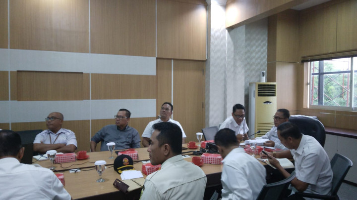 Menghadiri Rapat Pembahasan Penyusunan Jawaban terhadap Gugatan dari Sdr Saripudin Bin H Busrah (Alm) terkait Obyek Sengketa di Jalan A Wahab Syahrani Gg Walet di hadiri oleh Kasi Tapem