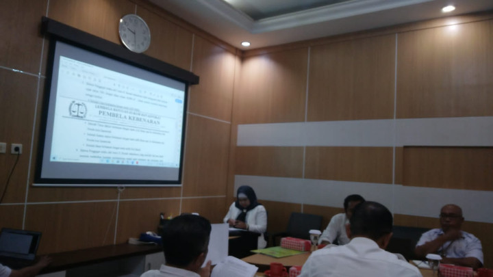 Menghadiri Rapat Pembahasan Penyusunan Jawaban terhadap Gugatan dari Sdr Saripudin Bin H Busrah (Alm) terkait Obyek Sengketa di Jalan A Wahab Syahrani Gg Walet di hadiri oleh Kasi Tapem