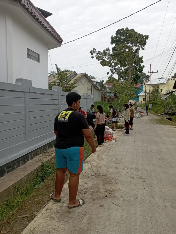 Giat Minggu, 9 September 2023 Gotong Royong Kebersihan Lingkungan dan Pengangkatan Drainase di RT 03, 06 dan RT 12.