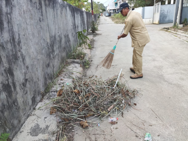 Giat, Senin 25 September 2023, Melaksanakan Apel Senin pagi di kelurahan sempaja barat di pimpin oleh Kasi Tapem. & Perbaikan Plang Nama Kelurahan Sempaja Barat sekaligus pembersih di area GG. walet 1.
