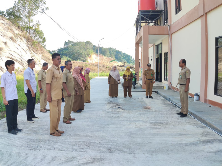 Giat, Senin 25 September 2023, Melaksanakan Apel Senin pagi di kelurahan sempaja barat di pimpin oleh Kasi Tapem. & Perbaikan Plang Nama Kelurahan Sempaja Barat sekaligus pembersih di area GG. walet 1.