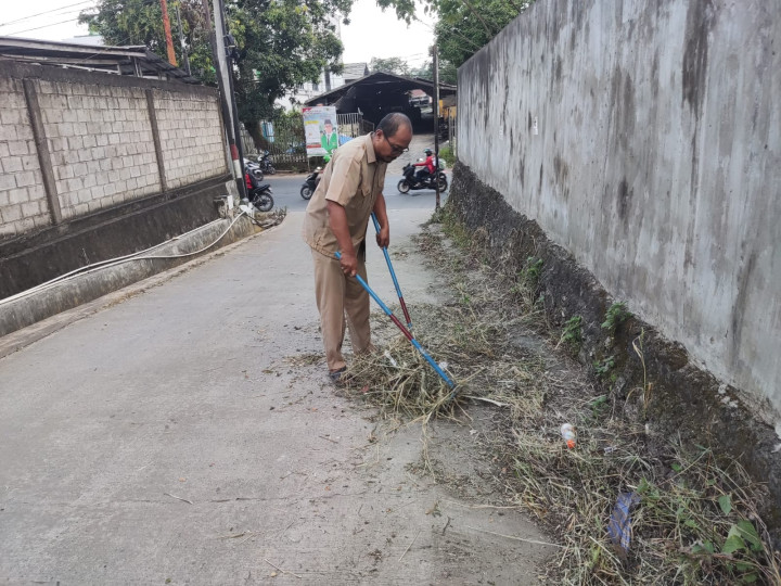 Giat, Senin 25 September 2023, Melaksanakan Apel Senin pagi di kelurahan sempaja barat di pimpin oleh Kasi Tapem. & Perbaikan Plang Nama Kelurahan Sempaja Barat sekaligus pembersih di area GG. walet 1.