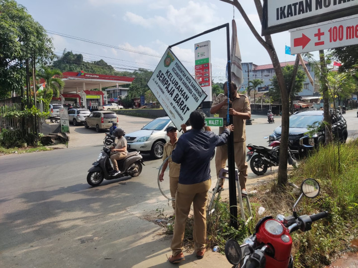 Giat, Senin 25 September 2023, Melaksanakan Apel Senin pagi di kelurahan sempaja barat di pimpin oleh Kasi Tapem. & Perbaikan Plang Nama Kelurahan Sempaja Barat sekaligus pembersih di area GG. walet 1.