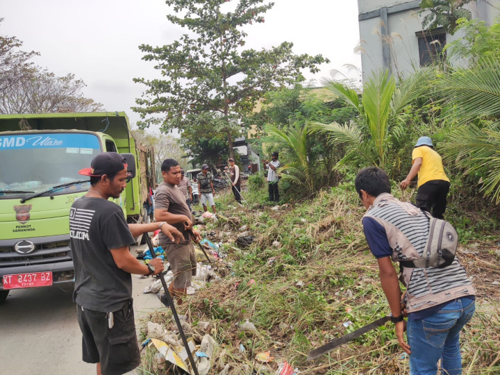 Giat Minggu, 1 Oktober 2023, Gotong Royong Pembersihan "TPS Bayangan" dan Median Jalan Ring Road di Jl. HM Ardans RT. 12 Kelurahan Sempaja Barat & Kegiatan senam SKJ di RT 03 Kelurahan Sempaja Barat.