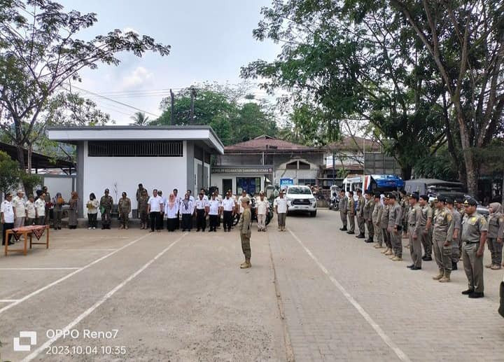 Giat, Rabu 04 Oktober 2023, Melaksanakan Apel Gabungan dalam Rangka Penyerahan Tim Satgas Pesut ke Camat Samarinda Utara beserta Kelengkapannya di Lapangan kantor Kecamatan Samarinda Utara dihadiri oleh Lurah.