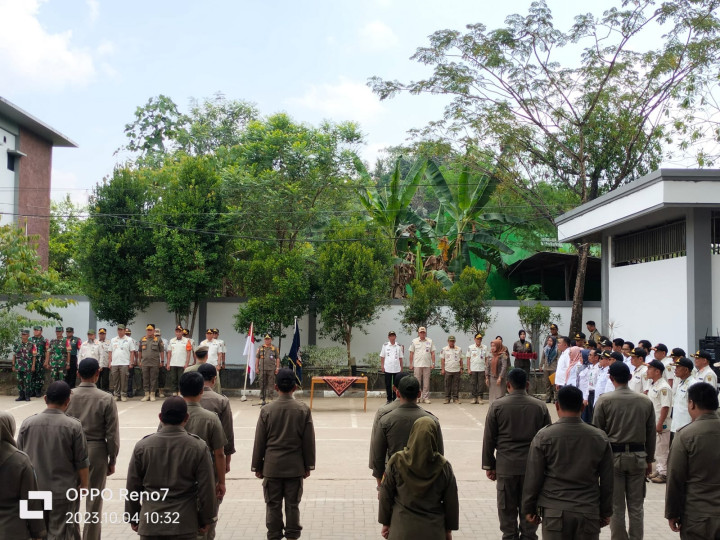 Giat, Rabu 04 Oktober 2023, Melaksanakan Apel Gabungan dalam Rangka Penyerahan Tim Satgas Pesut ke Camat Samarinda Utara beserta Kelengkapannya di Lapangan kantor Kecamatan Samarinda Utara dihadiri oleh Lurah.