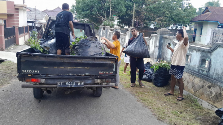 Giat, Minggu 08 Oktober 2023, Gotong Royong di Perum Pinang Mas RT 06 & Semenisasi Gang dan Jalan Swadaya Masyarakat di Perum Pinang Mas RT 06 Kelurahan Sempaja Barat