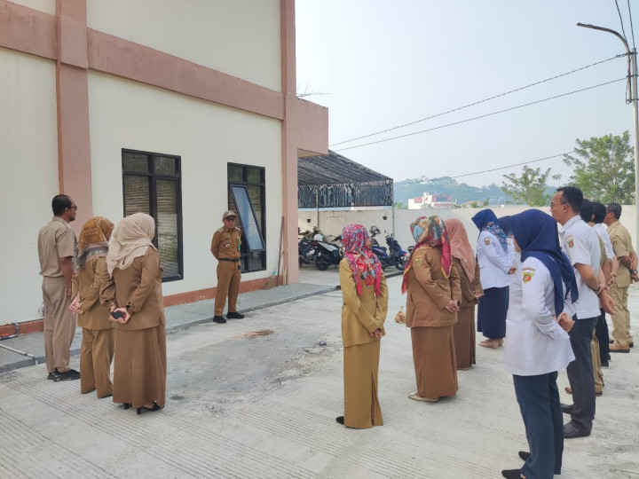 Giat, Senin 09 Oktober 2023, Melaksanakan Apel Senin pagi di kelurahan sempaja barat di pimpin oleh Lurah & Peninjauan ke lapangan pendaftaran IMTN di wilayah RT.12 dihadiri oleh Kasi Tapem bersama staf.