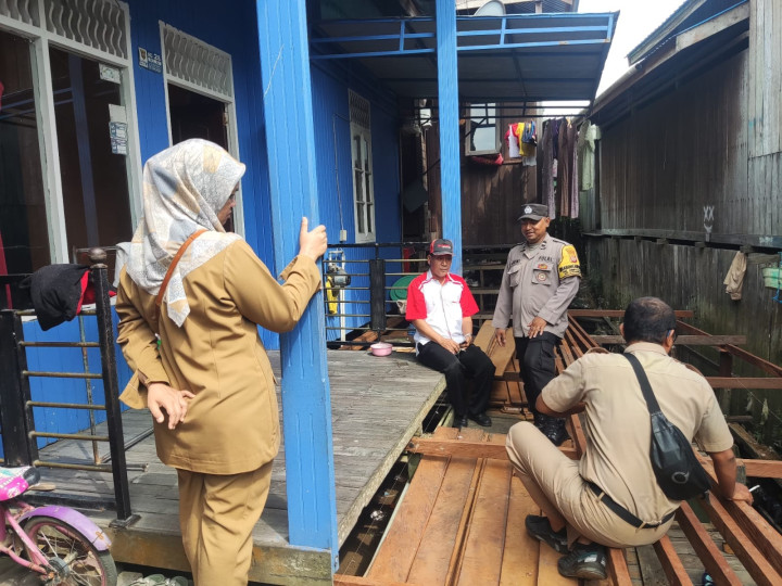 Meninjau Lokasi ada laporan warga RT 12 & Rapat Evaluasi Capaian Realisasi PBB- P2 Kota Samarinda tahun 2023, Implementasi sensus dan Sosialisasi sensus pajak daerah di Kota Samarinda di ruang Rapat Mangkupalas Lt II