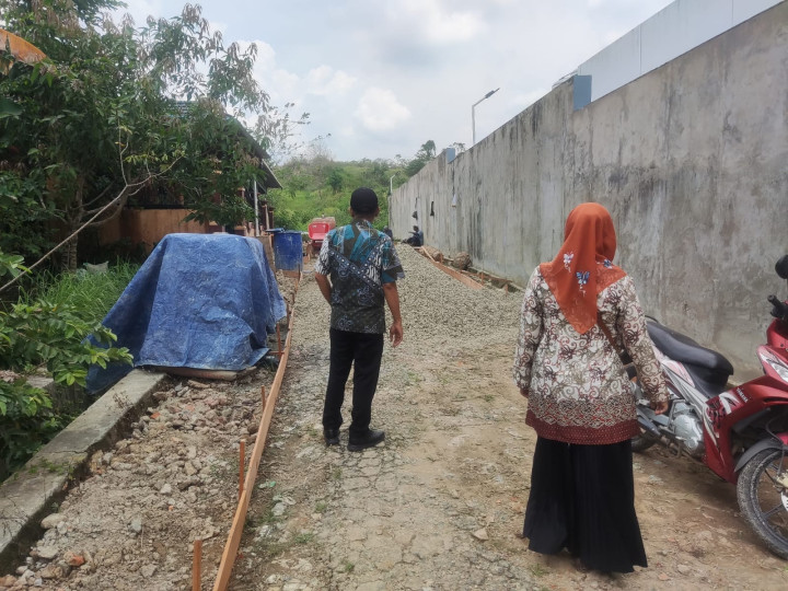 Giat, Kamis 12 Oktober 2023, Meninjau Lokasi Semenisasi di Jl AW Syahrani GG Vicky RT 02. & eninjau Lokasi Pembangunan Balai serbaguna Perum Kayu Manis pada RT 07, RT 08 dan RT 09.