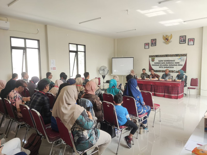 Giat, Kamis 12 Oktober 2023 Rapat Koordinasi Sumber Daya Manusia (SDM) Program Keluarga Harapan ( PKH) Kota Samarinda di Aula Kantor Kelurahan Sempaja Barat di hadiri oleh Lurah.