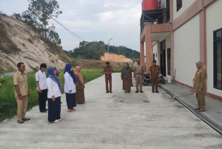 Giat, Senin 16 Oktober 2023, Melaksanakan Apel Senin pagi di Kelurahan Sempaja Barat di pimpin oleh Kasi Ekobang.