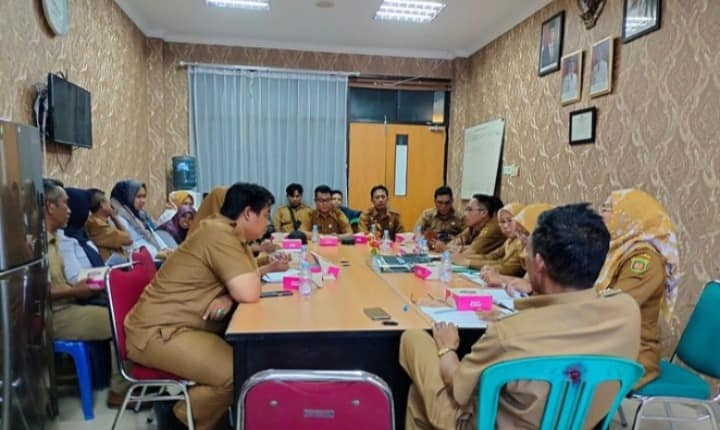 Giat, Senin 16 Oktober 2023, Rapat Anggaran tahun 2024 di ruangan camat samarinda utara dihadiri oleh Seklur dan Bendahara Penunjang.