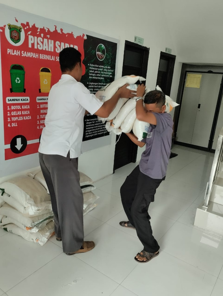 Giat, Rabu 18 Oktober 2023, Menerima Pendistribusian Beras CPP (Cadangan Pangan Pemerintah) Tahap II sebanyak 90 Karung total 900 kg Beras Penerima Bantuan yang akan di bagikan kepada warga kurang mampu di Kelurahan Sempaja Barat.