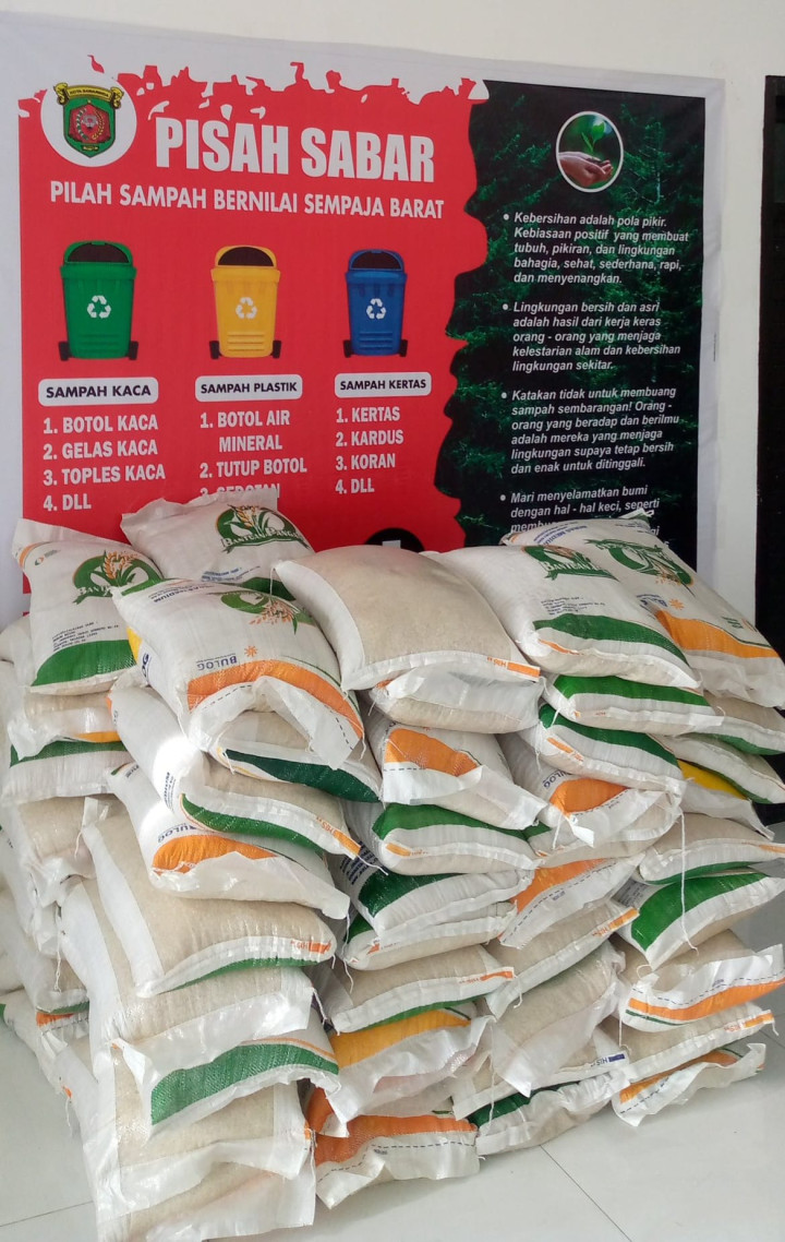 Giat, Rabu 18 Oktober 2023, Menerima Pendistribusian Beras CPP (Cadangan Pangan Pemerintah) Tahap II sebanyak 90 Karung total 900 kg Beras Penerima Bantuan yang akan di bagikan kepada warga kurang mampu di Kelurahan Sempaja Barat.