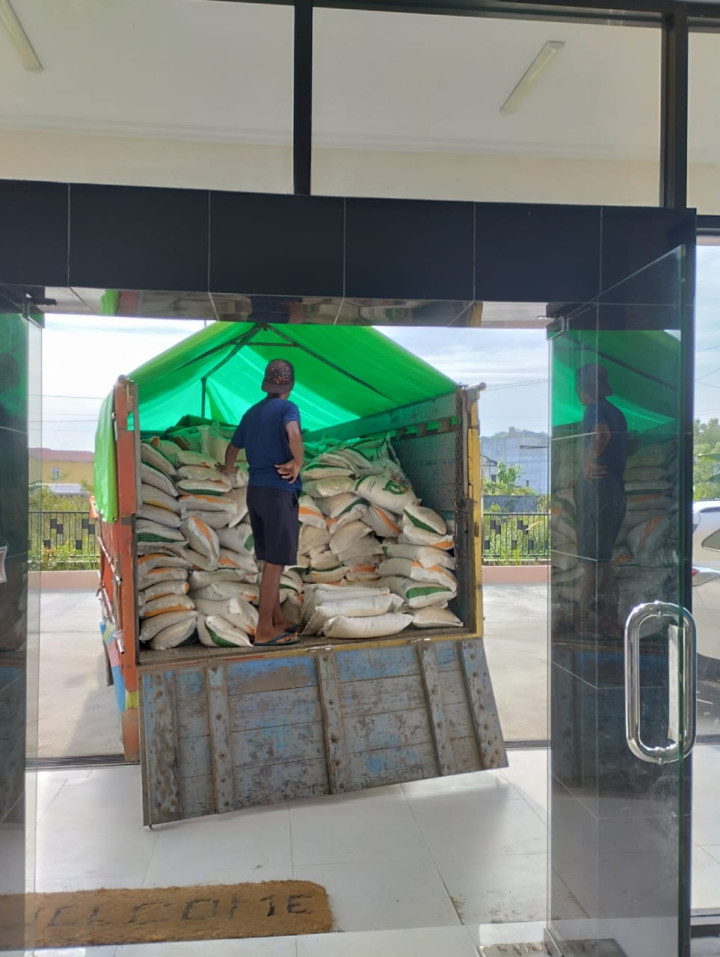 Giat, Rabu 18 Oktober 2023, Menerima Pendistribusian Beras CPP (Cadangan Pangan Pemerintah) Tahap II sebanyak 90 Karung total 900 kg Beras Penerima Bantuan yang akan di bagikan kepada warga kurang mampu di Kelurahan Sempaja Barat.