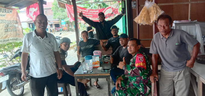 Giat, Rabu 18 Oktober 2023,  santai dan sosialisasi penyampaian PBB warga dan Edaran Walikota Samarinda ttg penataan administrasi kependudukan, bersama ketua RT, BABINSA dan staf.