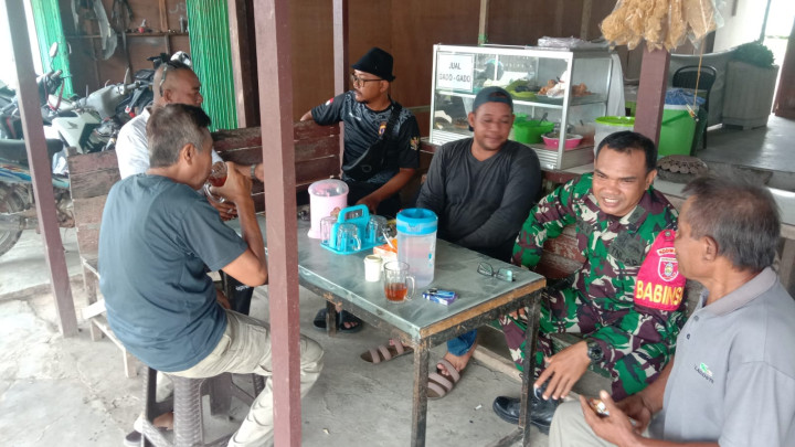 Giat, Rabu 18 Oktober 2023,  santai dan sosialisasi penyampaian PBB warga dan Edaran Walikota Samarinda ttg penataan administrasi kependudukan, bersama ketua RT, BABINSA dan staf.