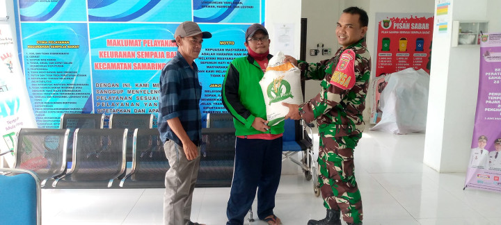 Giat, Jumat 20 Oktober 2023, Mendistribusikan Beras CPP (Cadangan Pangan Pemerintah) sebanyak 90 Karung total 900 kg Beras Penerima Bantuan telah di terima kepada warga kurang mampu di Kelurahan Sempaja Barat