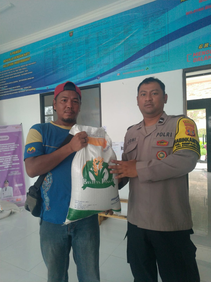Giat, Jumat 20 Oktober 2023, Mendistribusikan Beras CPP (Cadangan Pangan Pemerintah) sebanyak 90 Karung total 900 kg Beras Penerima Bantuan telah di terima kepada warga kurang mampu di Kelurahan Sempaja Barat