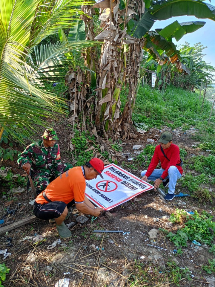 Giat, Minggu 22 Oktober 2023, Melakukan kerja bakti Rutin di wilayah RT 05 sekaligus pemasangan Baleho di Jl Ring Road RT 12 pada kelurahan sempaja barat.