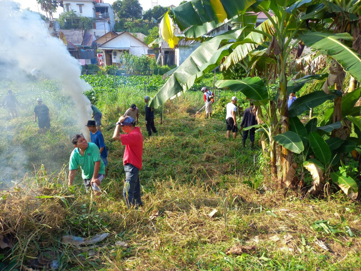 Giat, Minggu 22 Oktober 2023, Melakukan kerja bakti Rutin di wilayah RT 05 sekaligus pemasangan Baleho di Jl Ring Road RT 12 pada kelurahan sempaja barat.