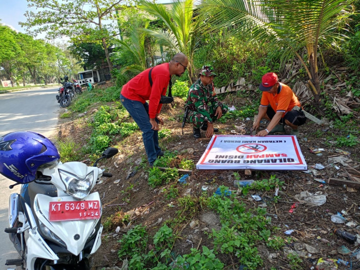 Giat, Minggu 22 Oktober 2023, Melakukan kerja bakti Rutin di wilayah RT 05 sekaligus pemasangan Baleho di Jl Ring Road RT 12 pada kelurahan sempaja barat.