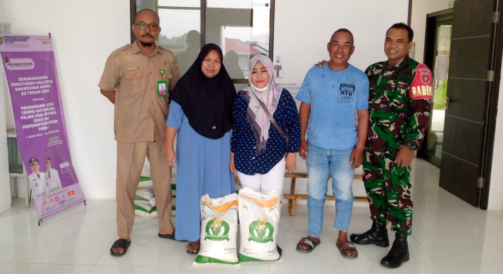 Giat, Senin 23 Oktober 2023, Melaksanakan Apel Senin pagi di kelurahan sempaja barat di pimpin oleh Kasi Tapem & Mendistribusikan Beras CPP (Cadangan Pangan Pemerintah) sebanyak 90 Karung total 900 kg Beras kepada warga kurang mampu