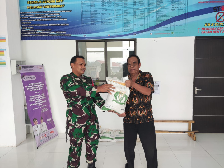 Giat, Senin 23 Oktober 2023, Melaksanakan Apel Senin pagi di kelurahan sempaja barat di pimpin oleh Kasi Tapem & Mendistribusikan Beras CPP (Cadangan Pangan Pemerintah) sebanyak 90 Karung total 900 kg Beras kepada warga kurang mampu