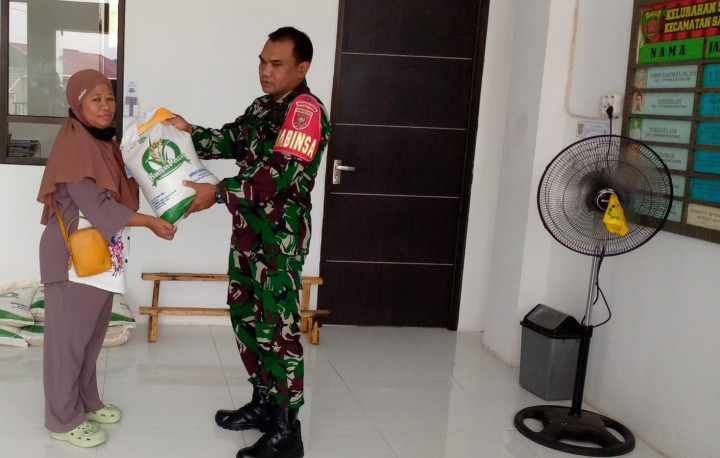 Giat, Senin 23 Oktober 2023, Melaksanakan Apel Senin pagi di kelurahan sempaja barat di pimpin oleh Kasi Tapem & Mendistribusikan Beras CPP (Cadangan Pangan Pemerintah) sebanyak 90 Karung total 900 kg Beras kepada warga kurang mampu