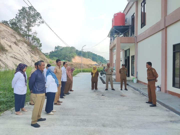 Giat Senin 30 Oktober 2023, Melaksanakan Apel Senin pagi di kelurahan sempaja barat di pimpin oleh Seklur, Menghadiri Rapat pembekalan survei TGM di Aula Dinas perpustakaan dan kearsipan Kota Samarinda.