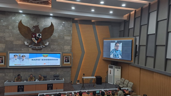 Giat, Selasa 31 Oktober 2023, Mengikuti Zoom Sharing Knowledge Pelaksanaan dan Tindak Lanju Hasil Forum Konsultasi Publik (FKP) di ikuti Lurah, Menghadiri Rapat Koordinasi di Ruang Rapat Mangkupalas Lt. II Balaikota di hadiri Lurah.