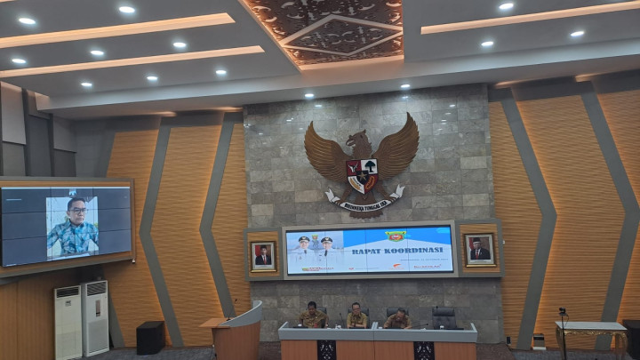 Giat, Selasa 31 Oktober 2023, Mengikuti Zoom Sharing Knowledge Pelaksanaan dan Tindak Lanju Hasil Forum Konsultasi Publik (FKP) di ikuti Lurah, Menghadiri Rapat Koordinasi di Ruang Rapat Mangkupalas Lt. II Balaikota di hadiri Lurah.