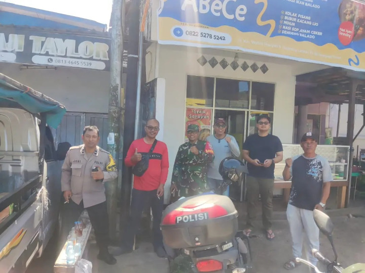 Giat Minggu, 5 November 2023 Tim Tebang Pohon DLH dalam Penebangan Pohon yang hampir Tumbang, di Jl. KH Wahid Hasyim 2 RT. 04  dihadiri Lurah, Kasi Pemtrantib, Babinsa, Babinkamtibmas dan Ketua RT 04 Kelurahan Sempaja Barat
